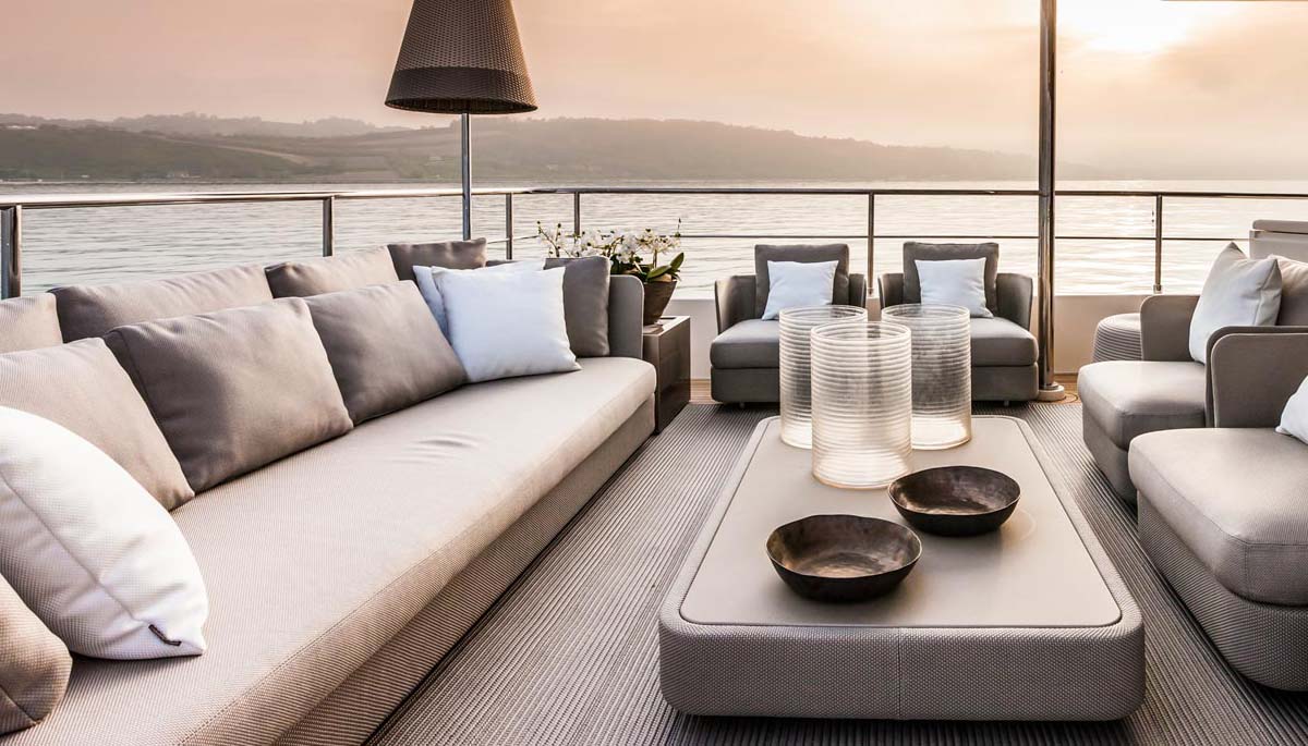 Why charter a yacht for your next holiday ?