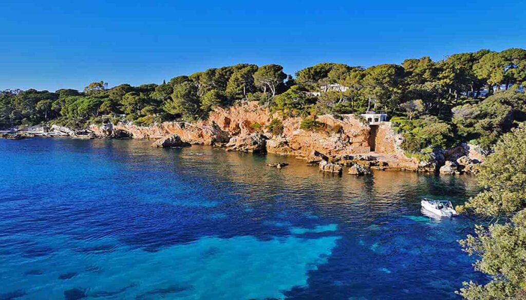 Explore French Riviera hidden gems from the comfort of a yacht