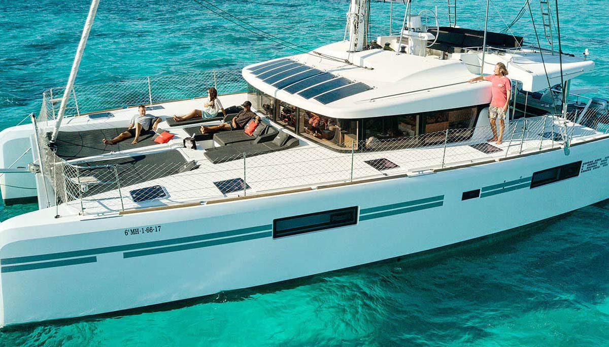 Family yacht charter: our guide to enjoy a unique experience